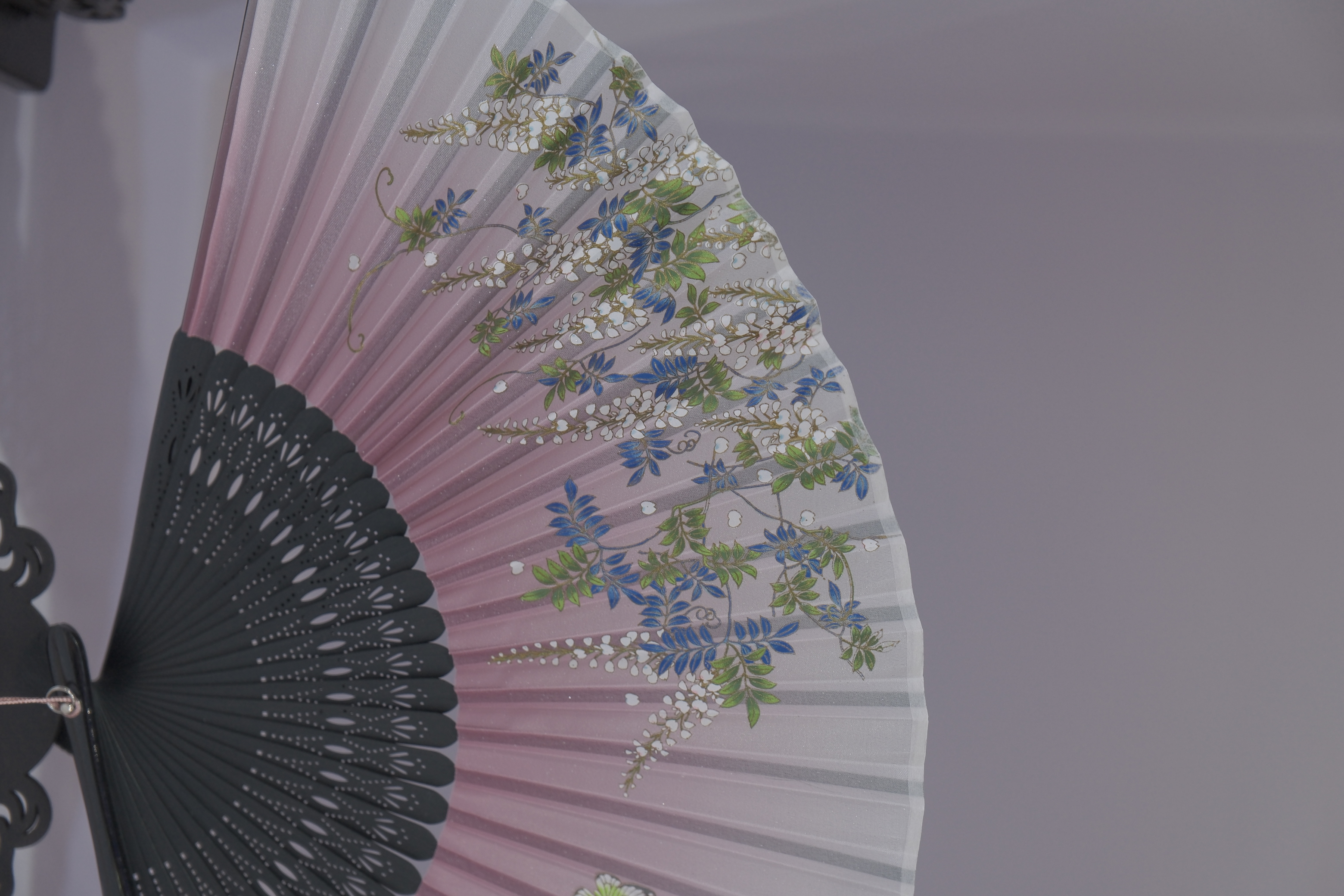 Anhui folding fans, with bamboo ribs and painted silk or paper, embody the elegance of Jianghuai culture. /CGTN