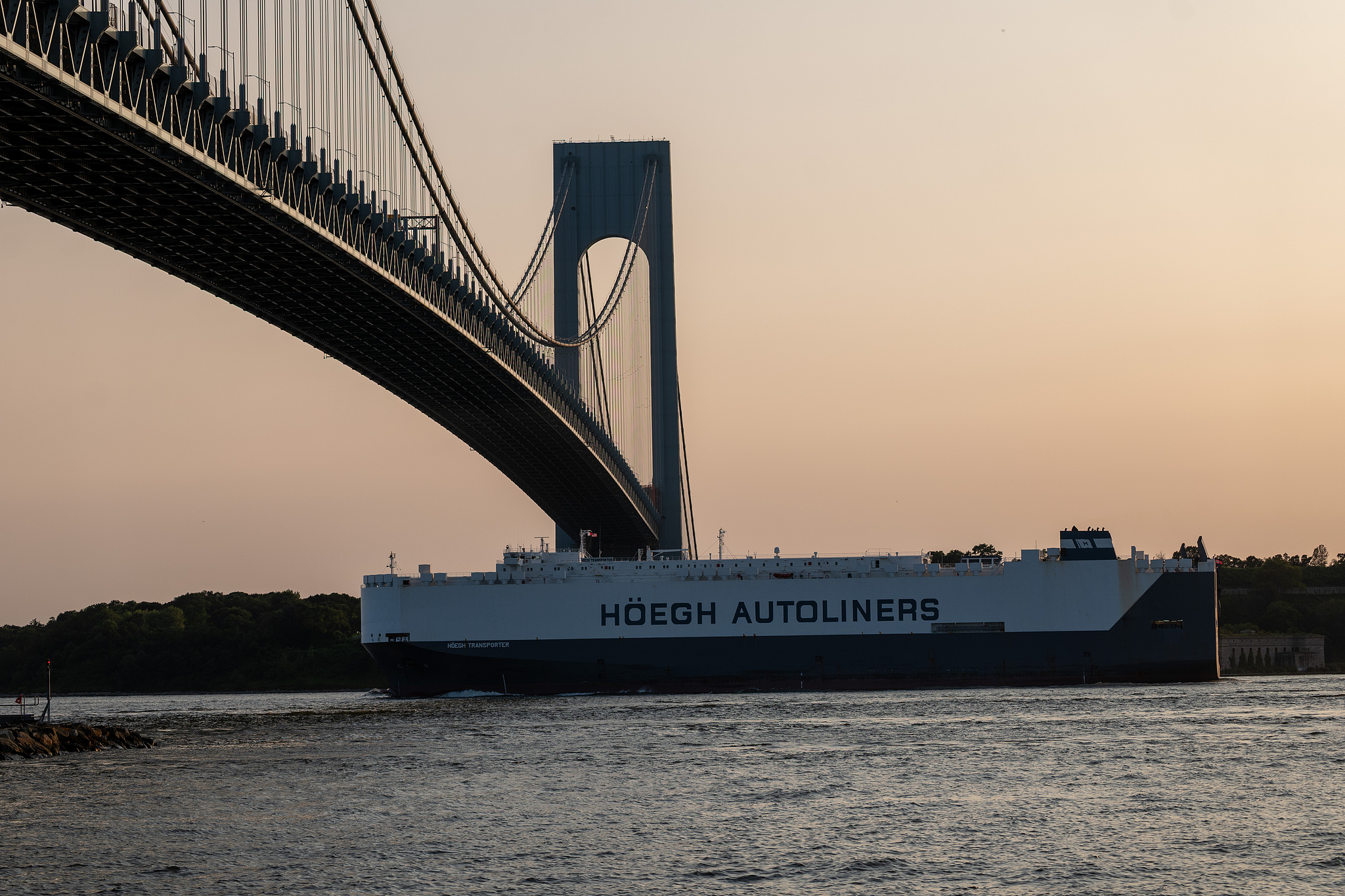An auto container ship leaves a port in Bayonne, New Jersey, US, August 7, 2025. /VCG