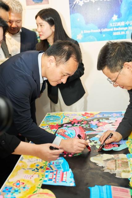 Guests at the Paris exhibition jointly 