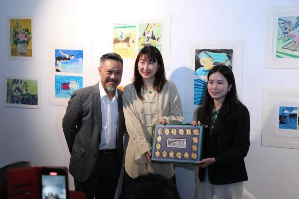 Karen Li, Ambassador of the 2025 Guangzhou International Sports Carnival, presents the 15th National Games cultural gifts to A2Z Art Gallery.