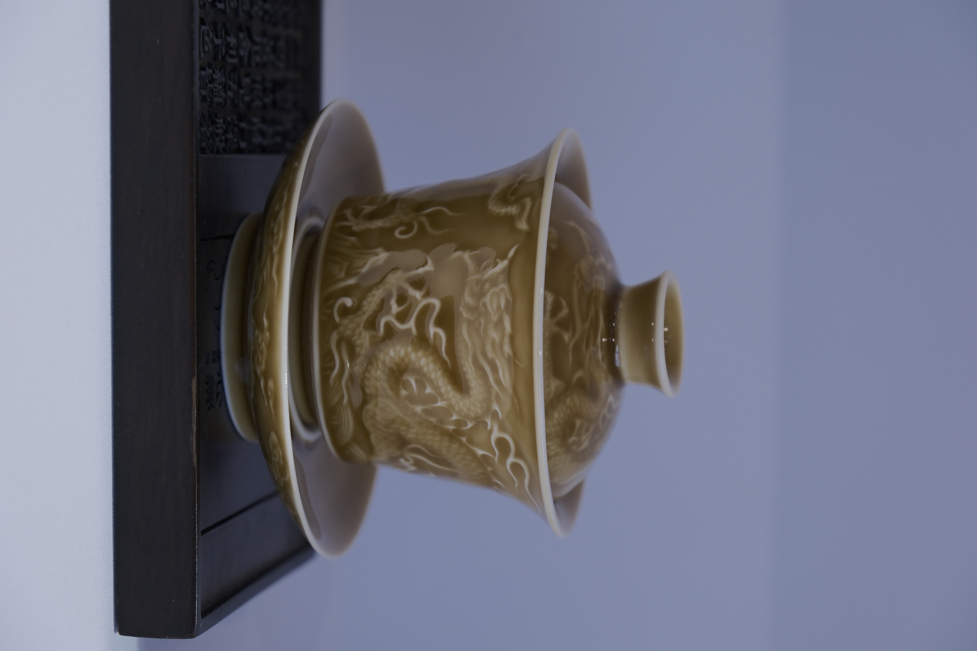 Shouzhou Kiln ceramics, glazed in yellow from Huai River clay and purple from Mount Zijin stone, embody the union of earth and fire. /CGTN