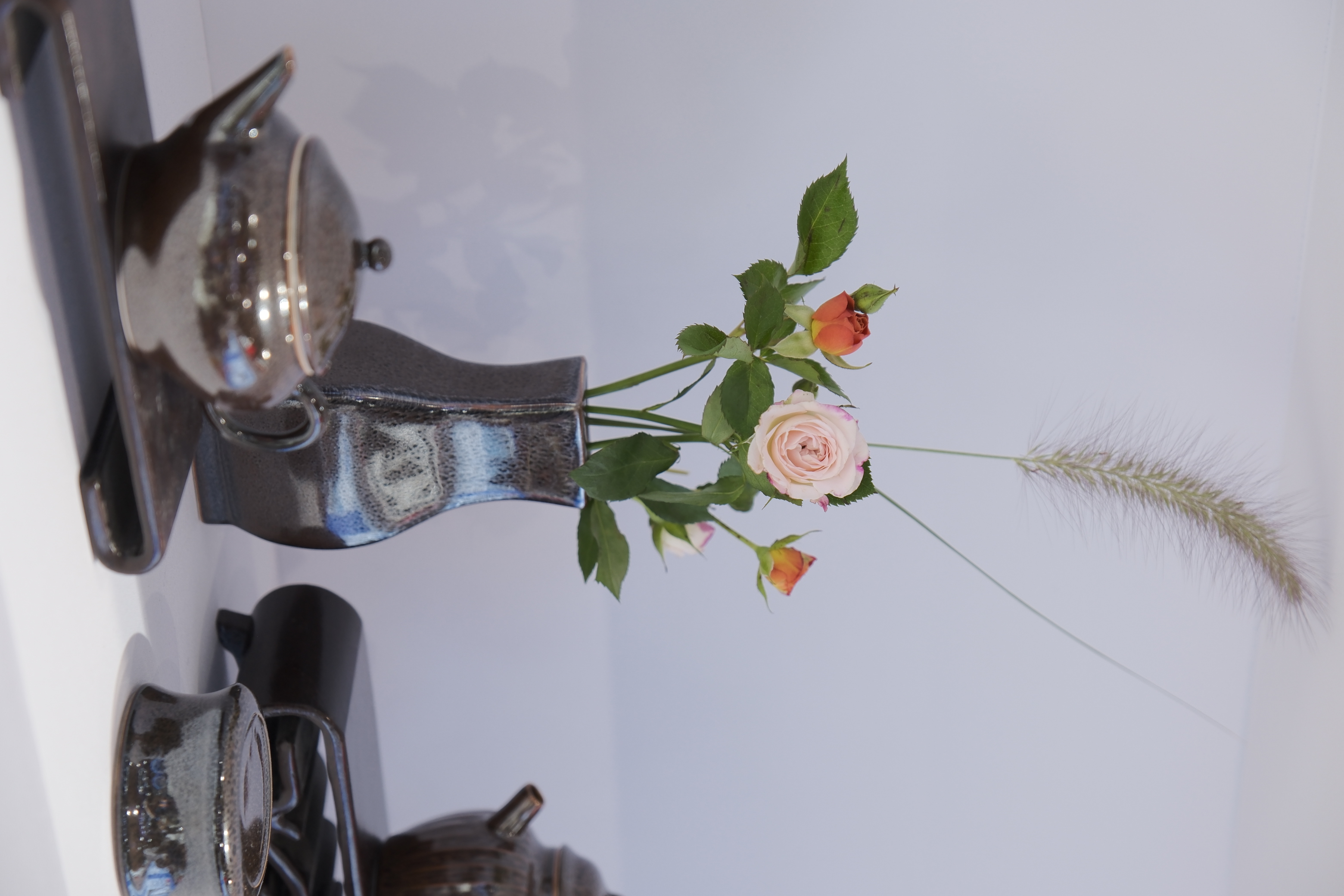 Shouzhou Kiln ceramics, glazed in yellow from Huai River clay and purple from Mount Zijin stone, embody the union of earth and fire. /CGTN