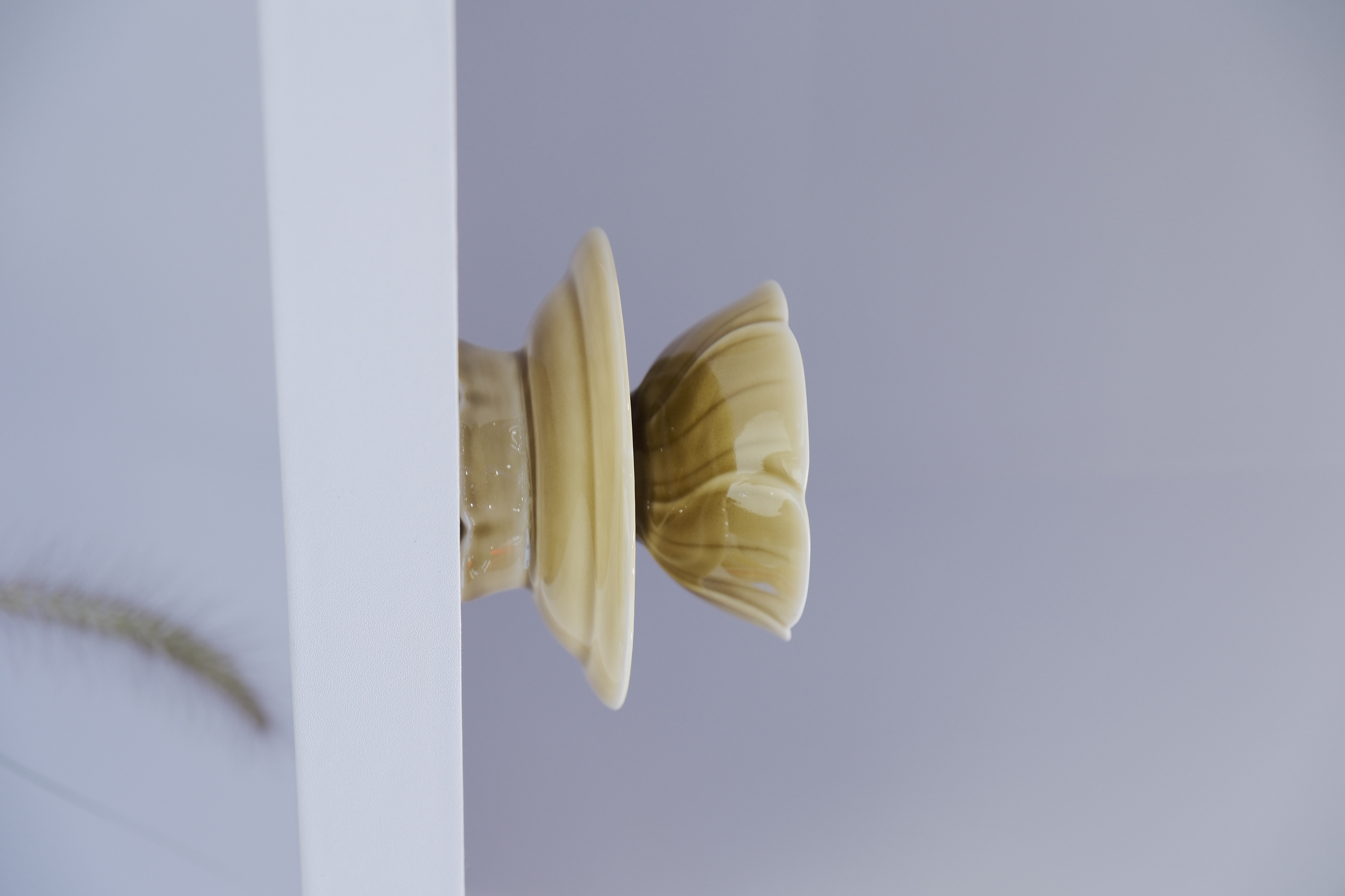 Shouzhou Kiln ceramics, glazed in yellow from Huai River clay and purple from Mount Zijin stone, embody the union of earth and fire. /CGTN