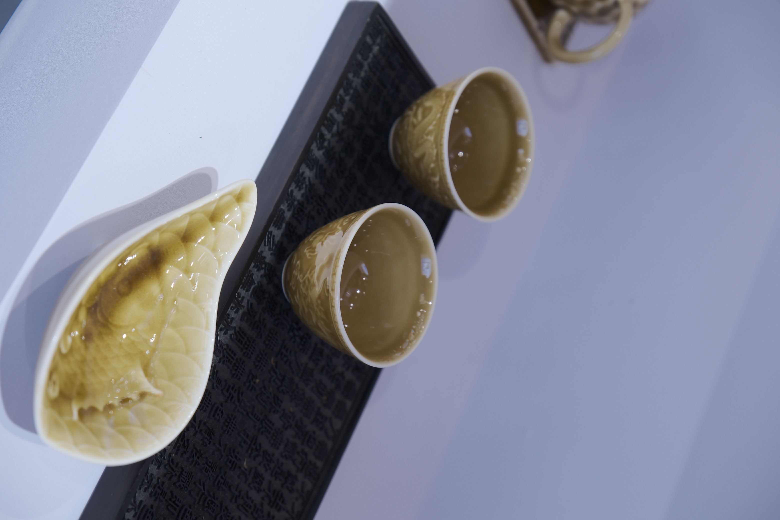 Shouzhou Kiln ceramics, glazed in yellow from Huai River clay and purple from Mount Zijin stone, embody the union of earth and fire. /CGTN