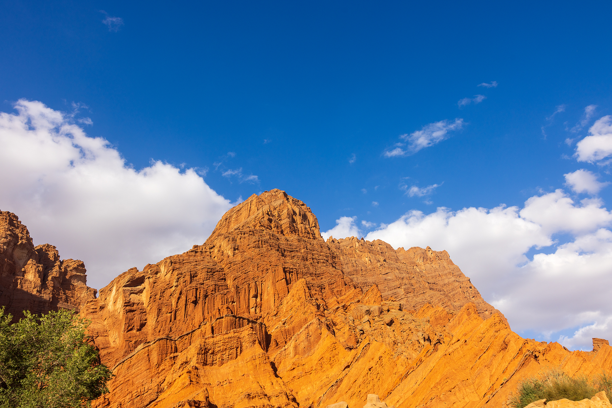 Xinjiang color palette: Dive into the mysterious canyon in Aksu