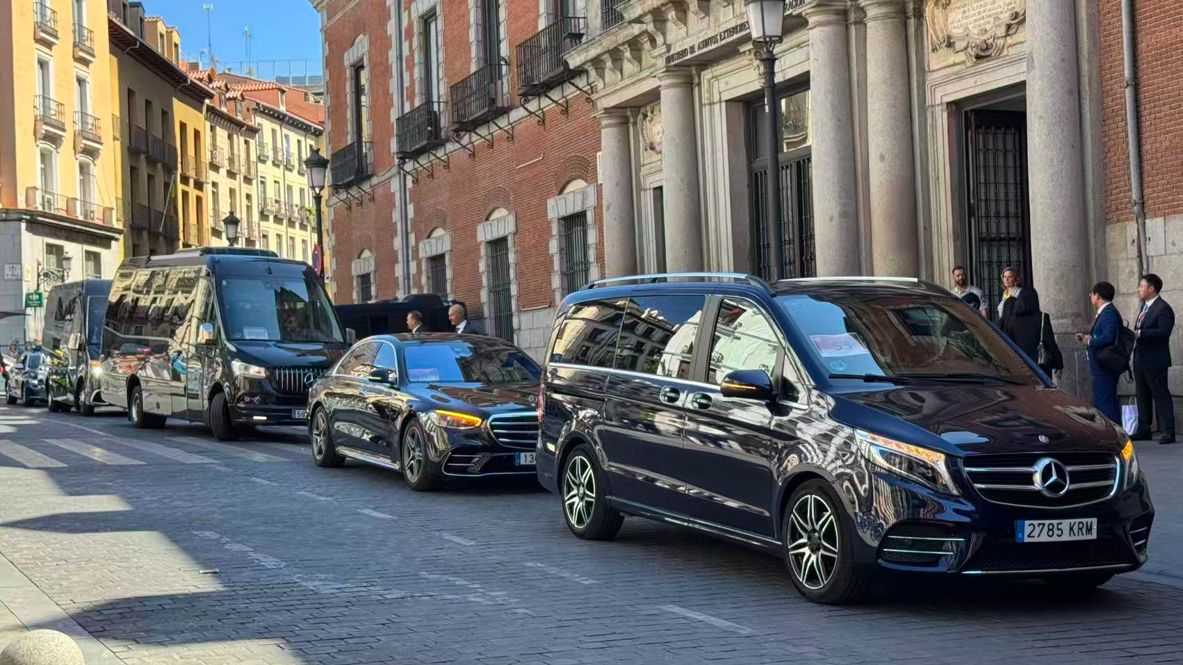 The Chinese team arrives at the Santa Cruz Palace, which houses the Spanish Foreign Ministry, for economic and trade talks with the U.S. delegation in Madrid, Spain, September 14, 2025. /CMG