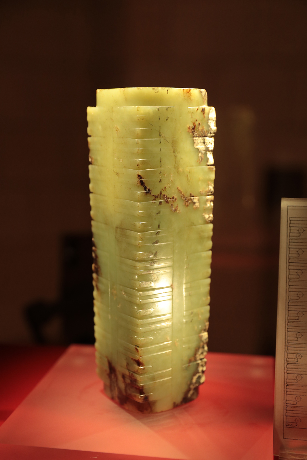 The Ten-sectioned Jade Cong, a jade tube with a quadrilateral exterior and a circular interior, can be seen on display at the Jinsha Site Museum in Chengdu, Sichuan Province. Although unearthed from Jinsha, this jade cong closely resembles late-period jade congs from the Liangzhu culture in Zhejiang Province, suggesting early exchanges between the two regions. /CGTN