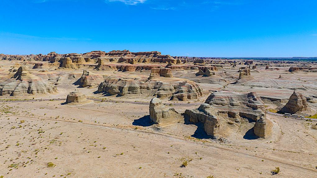 Live: Overlooking the Yardang landform from Qijian Viewing Platform