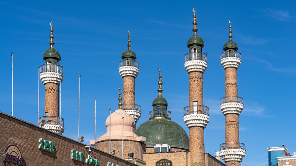 The Grand Bazaar in Urumqi, northwest China's Xinjiang Uygur Autonomous Region. /VCG