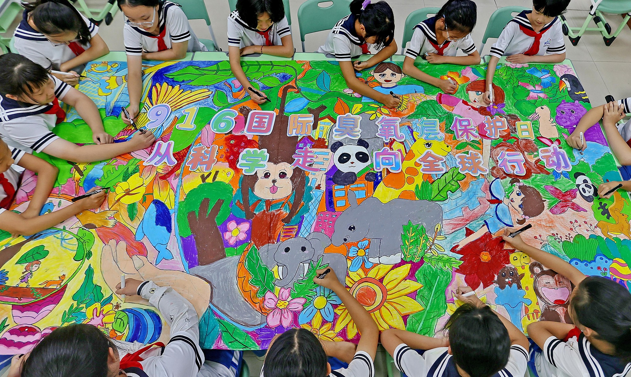 Students create paintings themed on ozone layer protection at Xianshengli Primary School in Qinhuangdao City, Hebei Province, north China, September 15, 2025. / VCG