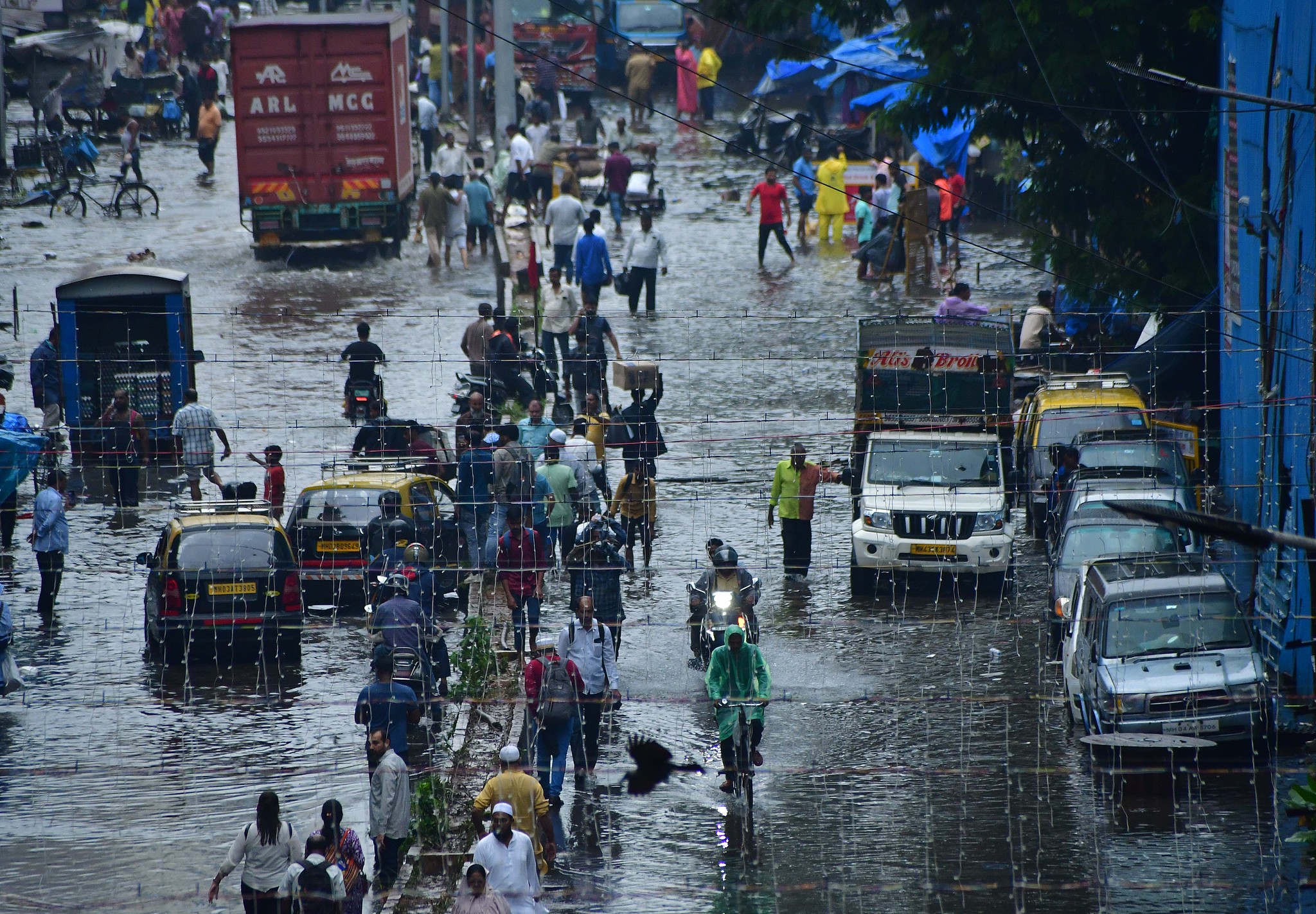 People walk through waterlogged street in Mumbai, India, September 15, 2025. /VCG