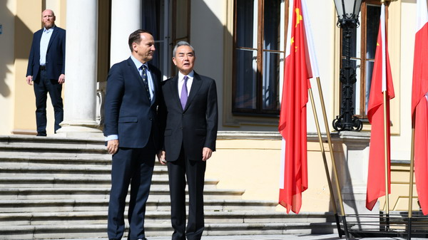 Chinese Foreign Minister Wang Yi (R) meets with Polish Deputy Prime Minister and Foreign Minister Radoslaw Sikorski in Warsaw, September 15, 2025. /Chinese Foreign Ministry