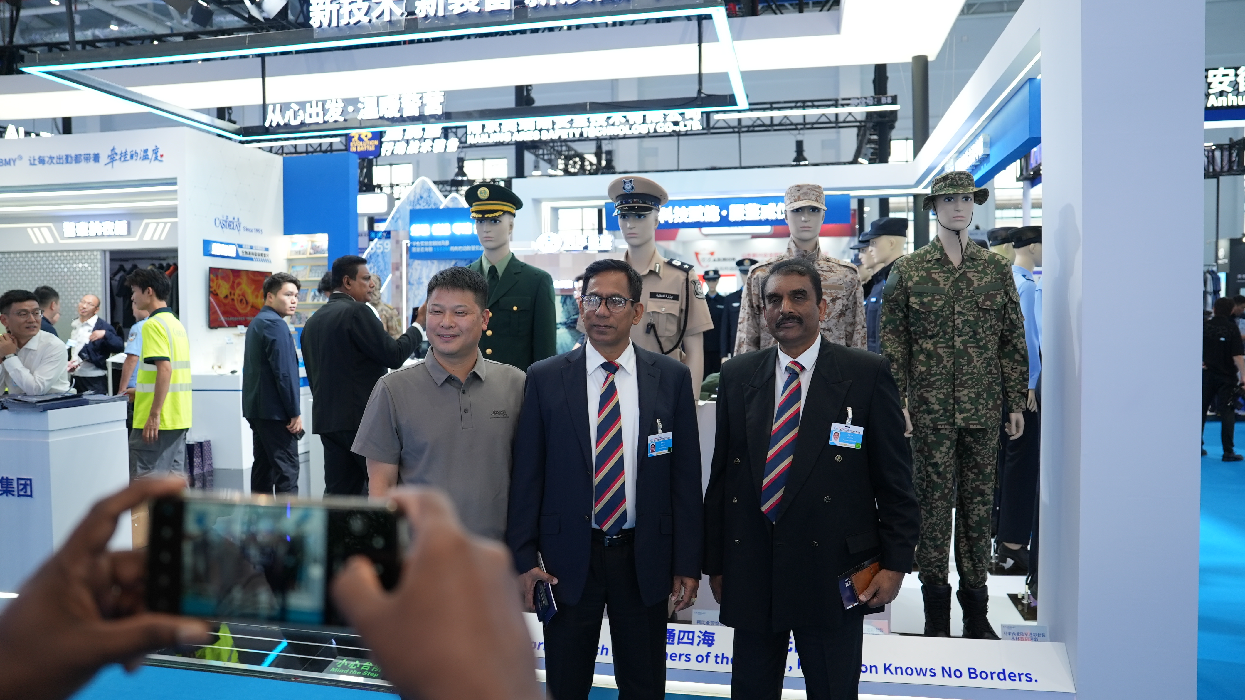 Visitors take group photos at the 2nd Public Security Technology Expo, Lianyungang, east China's Jiangsu Province, September 17, 2025. Wang Hongjie/CGTN