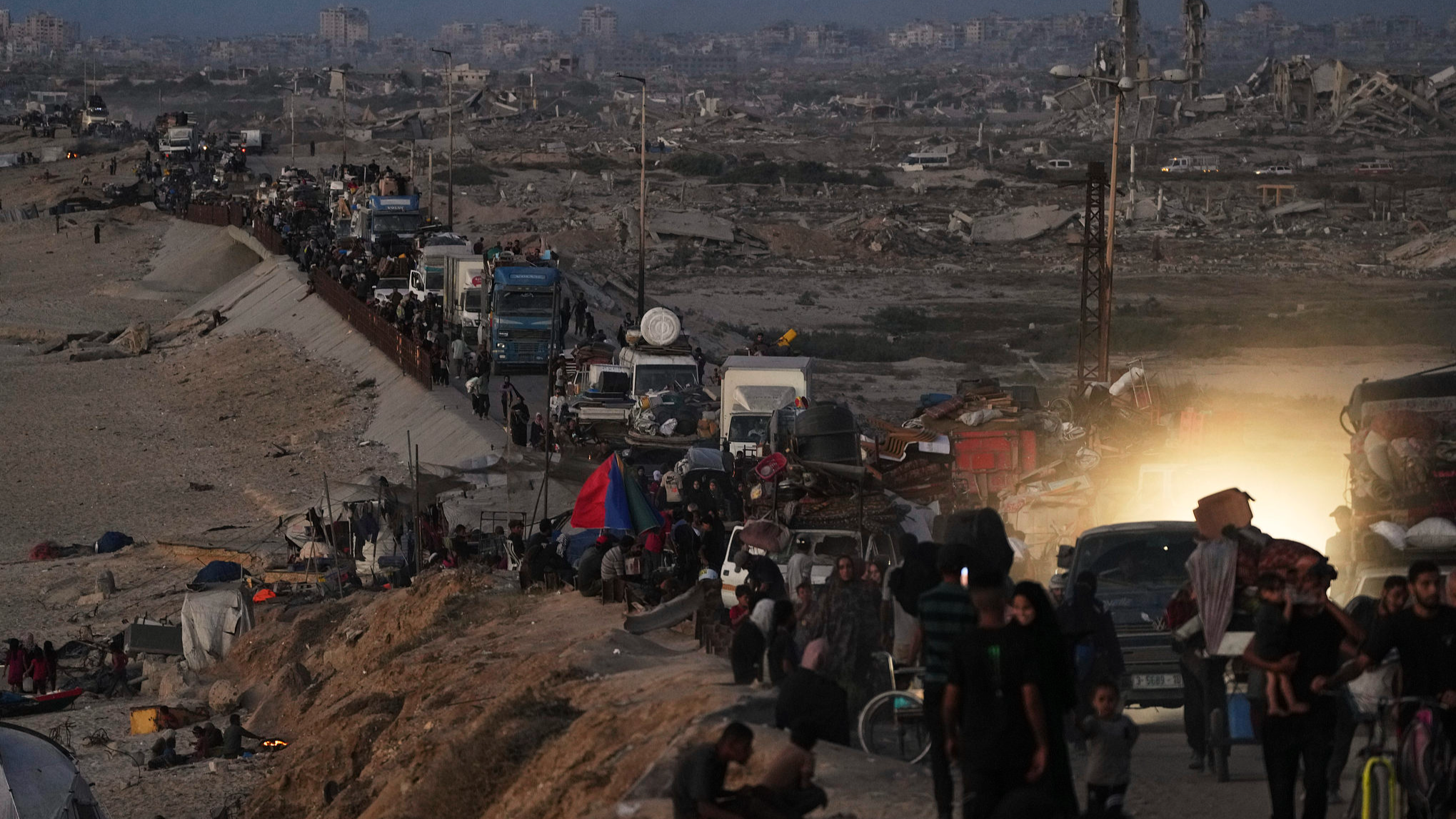 Displaced Palestinians flee northern Gaza along the coastal road toward south Gaza, September 16, 2025. /VCG