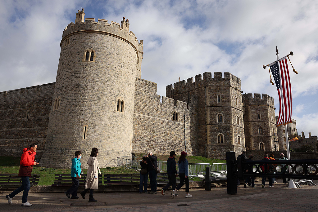 People pass Windsor Castle where U.S. President Donald Trump will stay on his official state visit to the UK, in Windsor, UK, September 15, 2025. /CFP