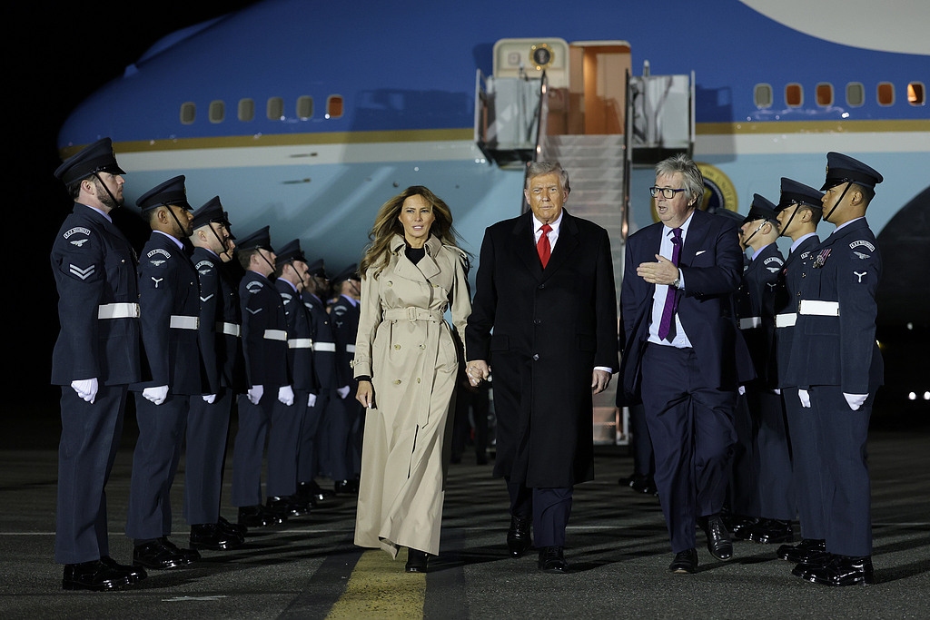 U.S. President Donald Trump and First Lady Melania Trump disembark Air Force One after arriving at London Stansted Airport for a state visit to the UK, Stansted, UK, September 16, 2025. /CFP