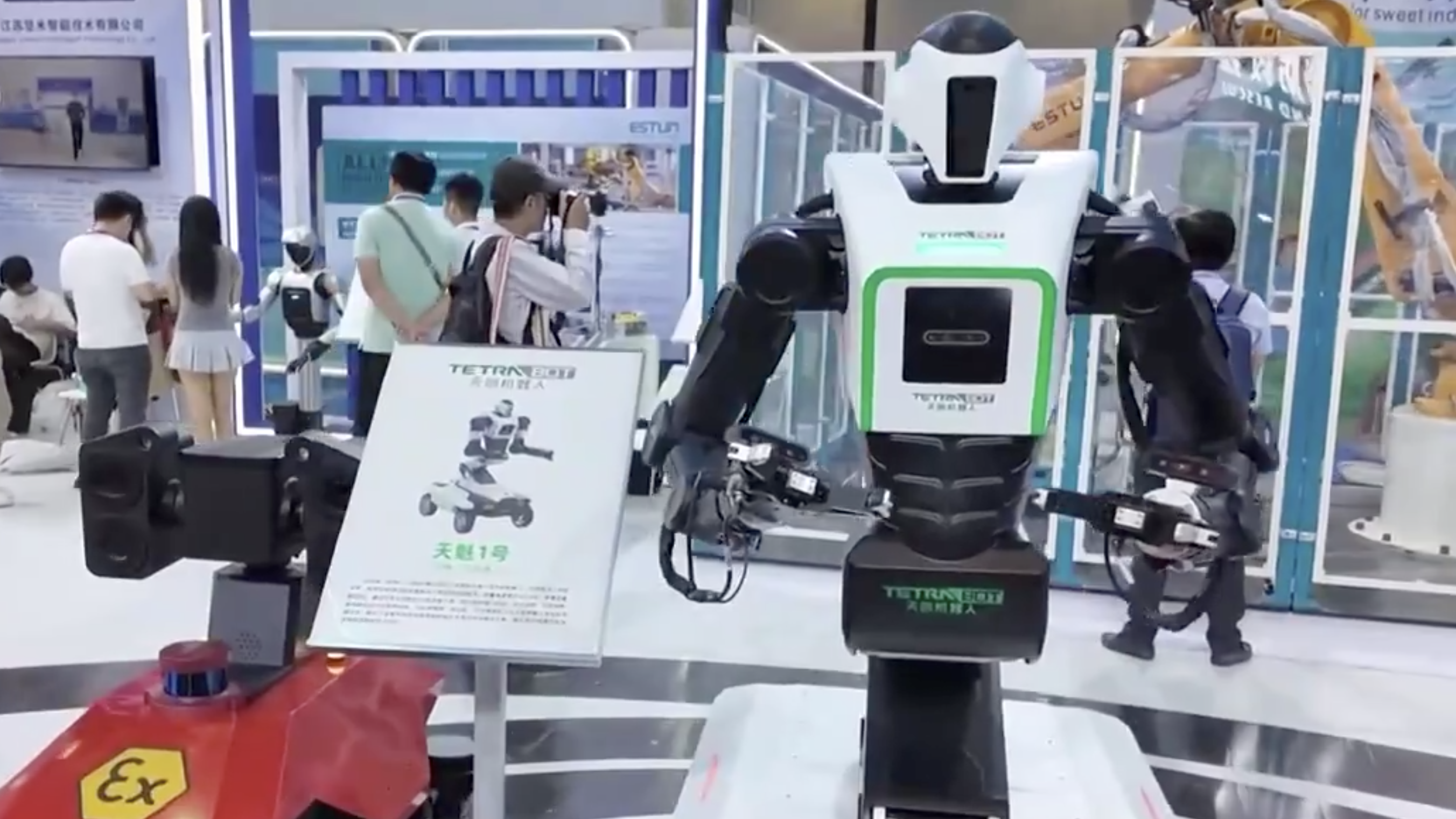 Un robot humanoide de inspección con ruedas a prueba de explosiones. /CMG