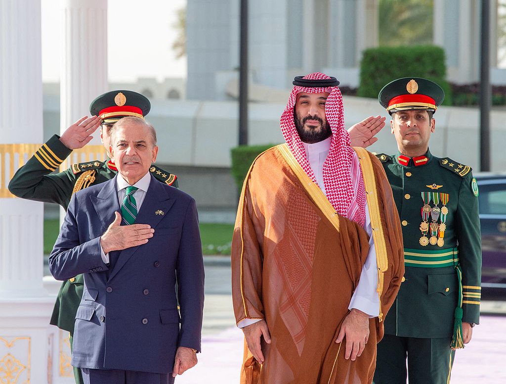 Saudi Crown Prince Mohammed bin Salman (right) welcomes Pakistani Prime Minister Shehbaz Sharif before a meeting in Riyadh, Saudi Arabia, September 17, 2025. /CFP