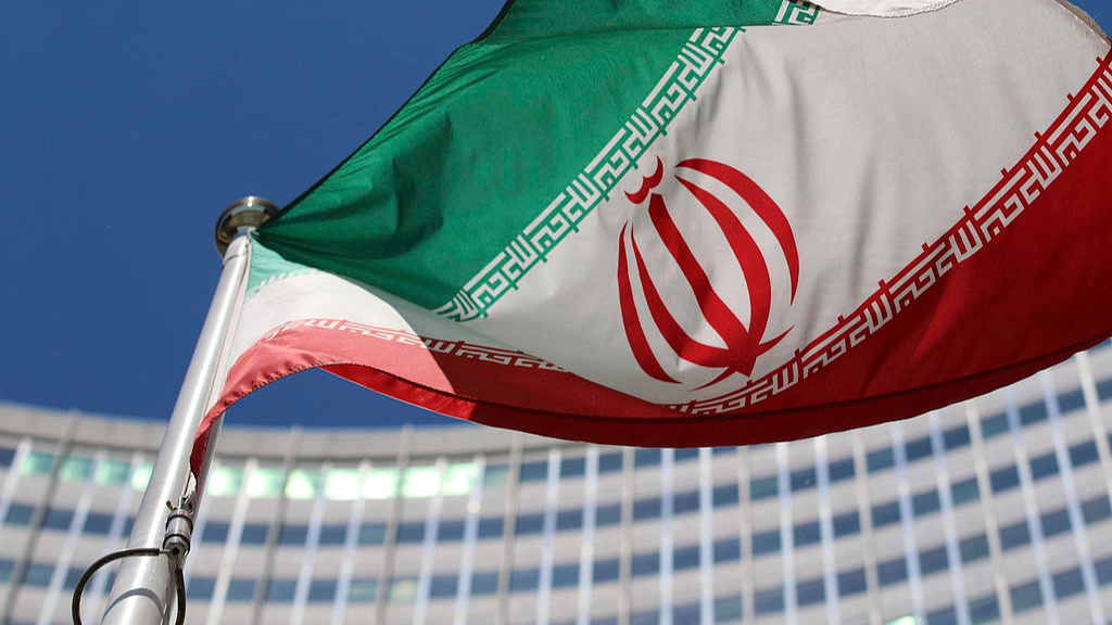 The Iranian flag flies in front of a UN building in Vienna, Austria, June 18, 2014. /VCG