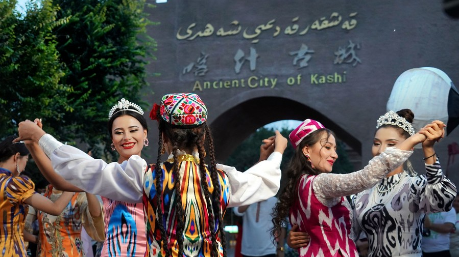 Performers dance at the ancient city of Kashi scenic area in Kashi, northwest China's Xinjiang Uygur Autonomous Region, September 4, 2023. /Xinhua