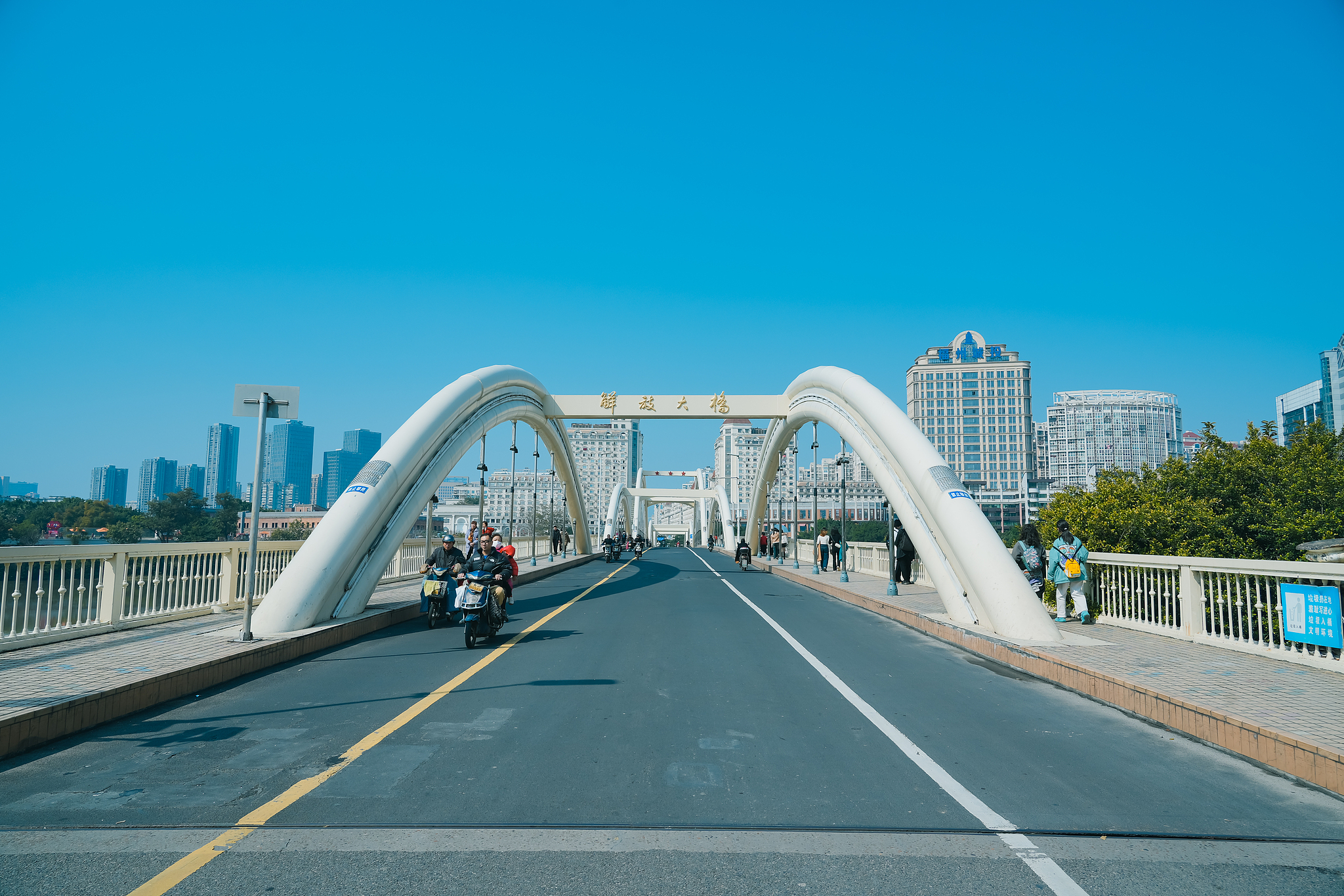 Foto arsip yang menunjukkan Jembatan Jiefang membentang di Sungai Minjiang di Fuzhou, Provinsi Fujian. /VCG