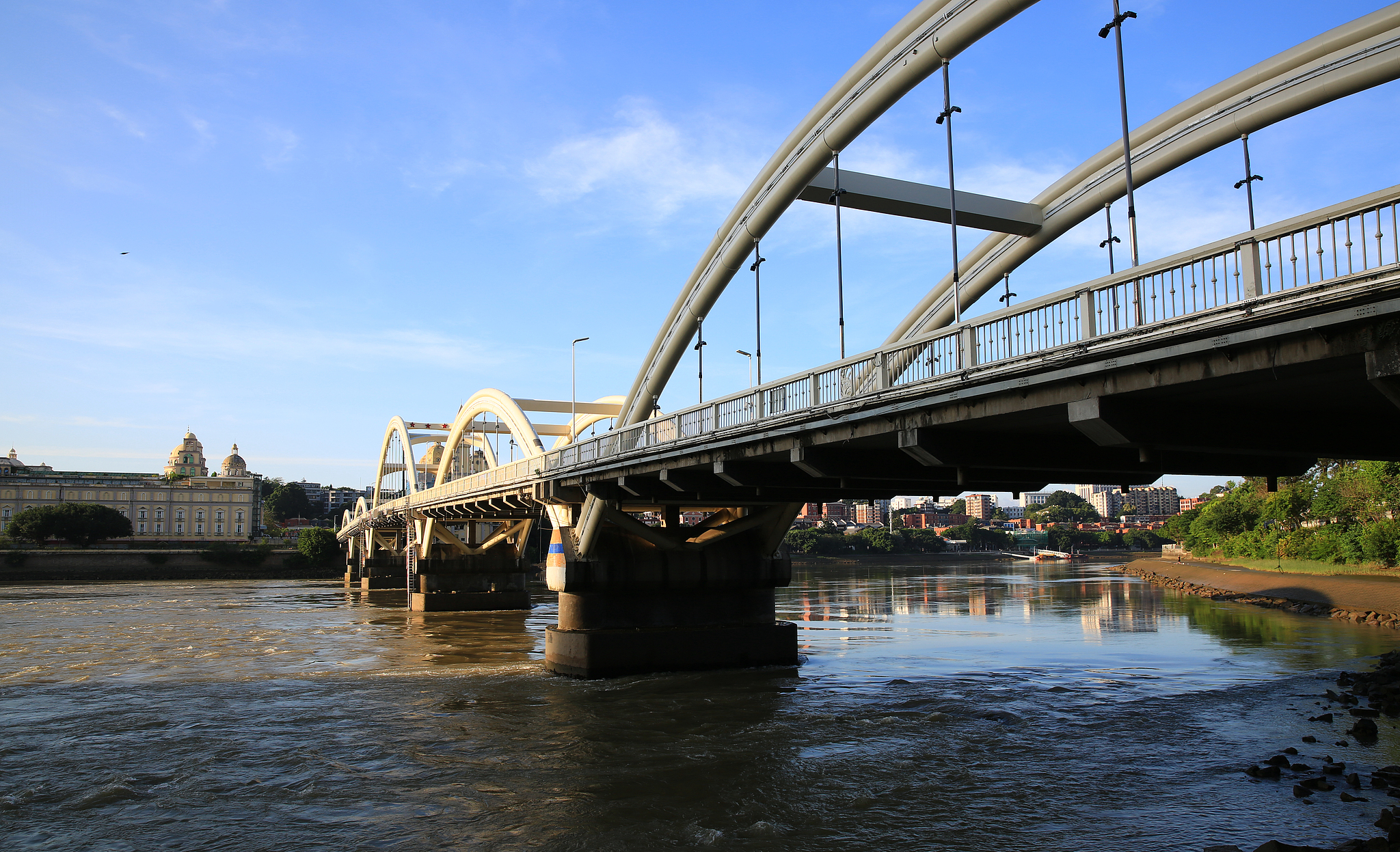 Foto arsip yang menunjukkan Jembatan Jiefang membentang di Sungai Minjiang di Fuzhou, Provinsi Fujian. /VCG