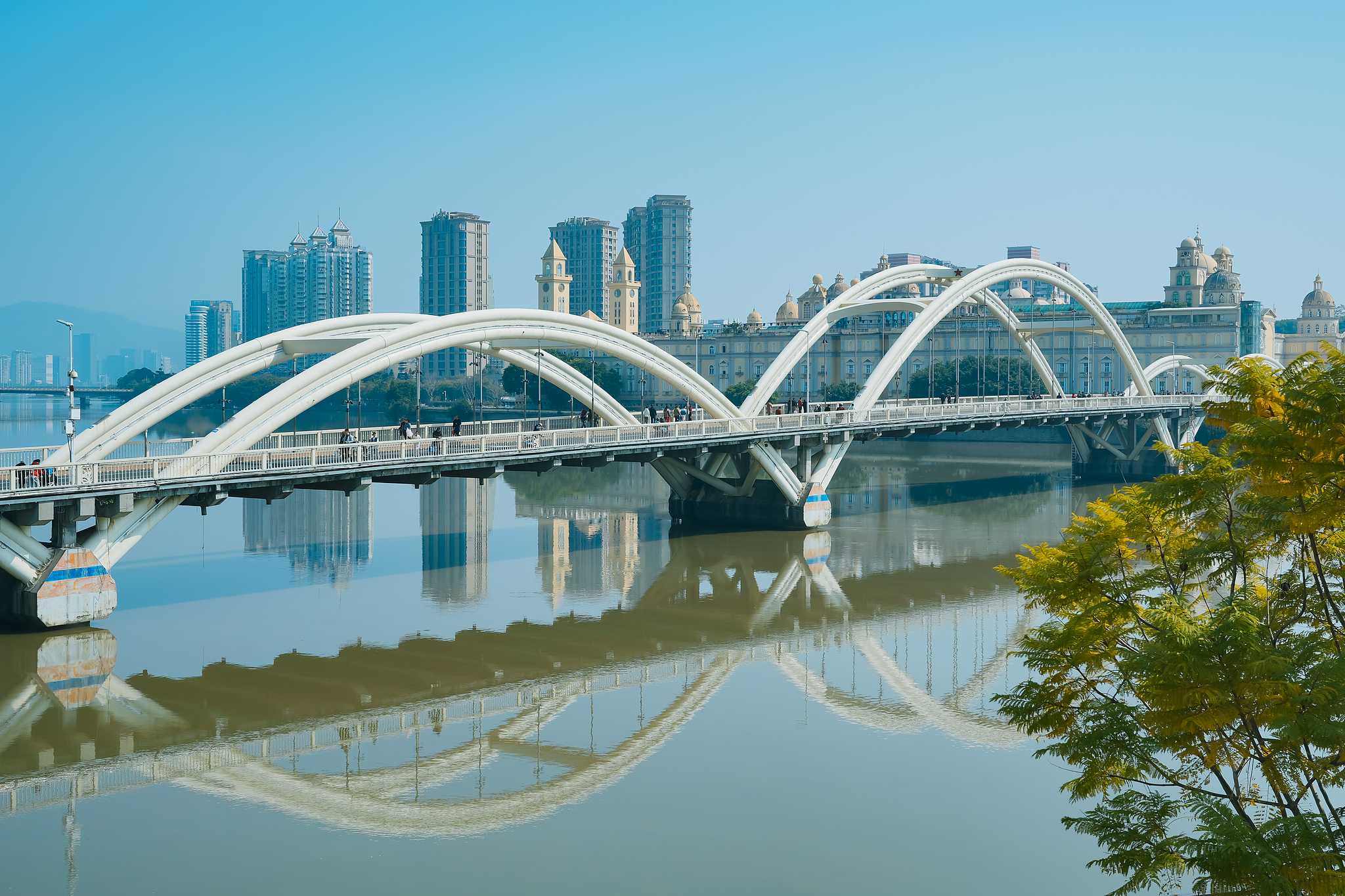 Foto arsip yang menunjukkan Jembatan Jiefang membentang di Sungai Minjiang di Fuzhou, Provinsi Fujian. /VCG