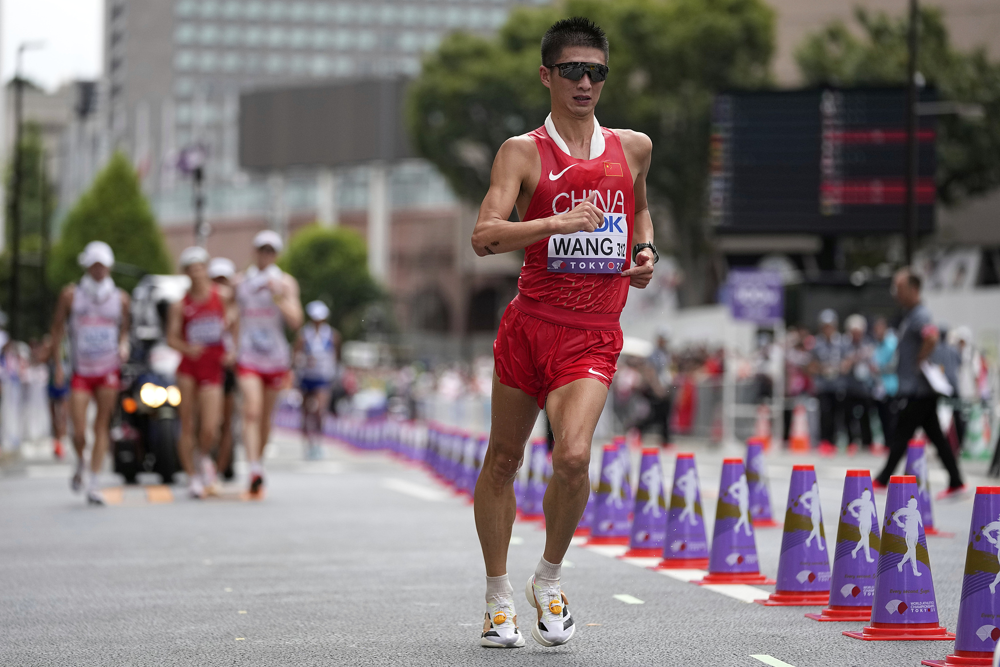El medallista de plata Wang Zhaozhao de China compite en los hombres