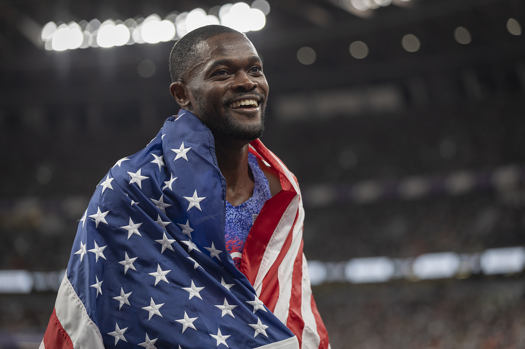 Rai Benjamin de los Estados Unidos celebra después de ganar oro en los hombres