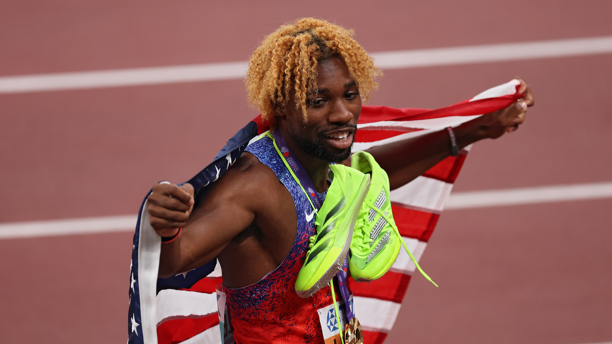 Noah Lyles de los Estados Unidos celebra después de ganar oro en los hombres