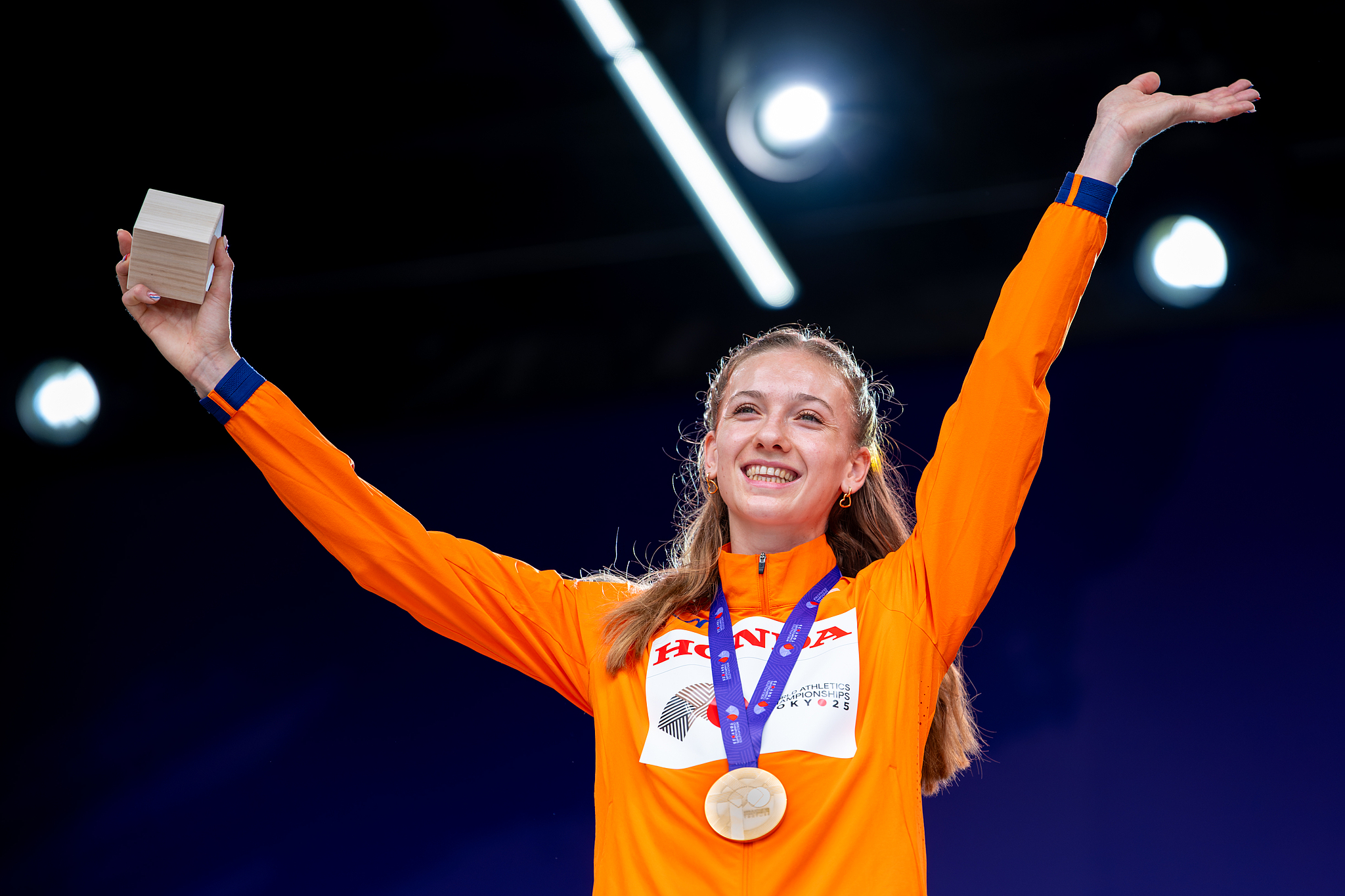 La medallista de oro Femke Bol de los Países Bajos celebra durante la ceremonia del podio para las mujeres