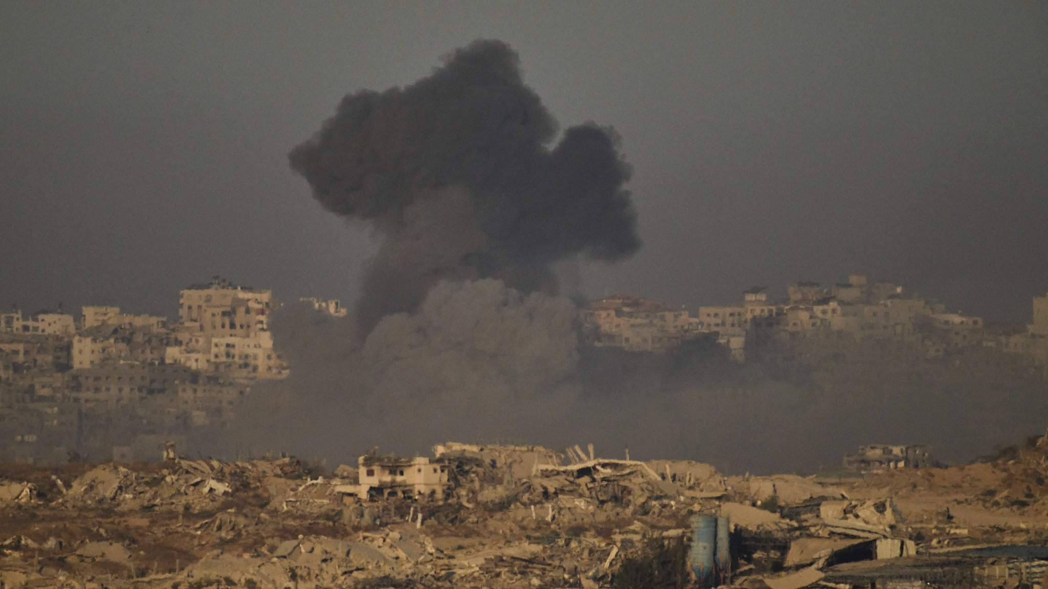 Smoke rises to the sky following an Israeli strike in the northern Gaza Strip, September 20, 2025. /VCG