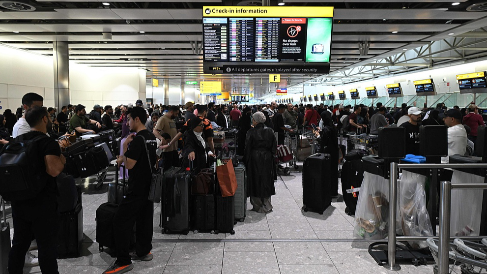 Travelers wait in Terminal 4 at Heathrow Airport, west of London, UK, September 20, 2025. /VCG