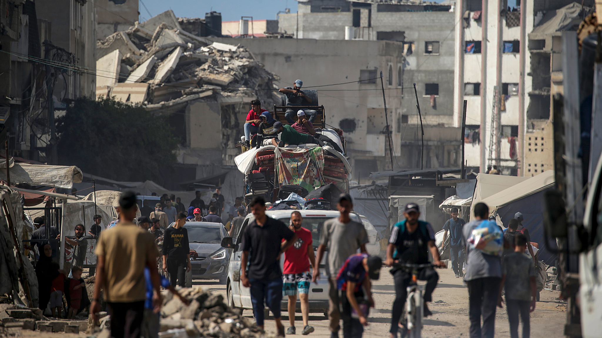 Displaced Palestinians leave their homes with belongings after an Israeli air strike during a military operation in Gaza City, Gaza Strip, September 19, 2025. /VCG