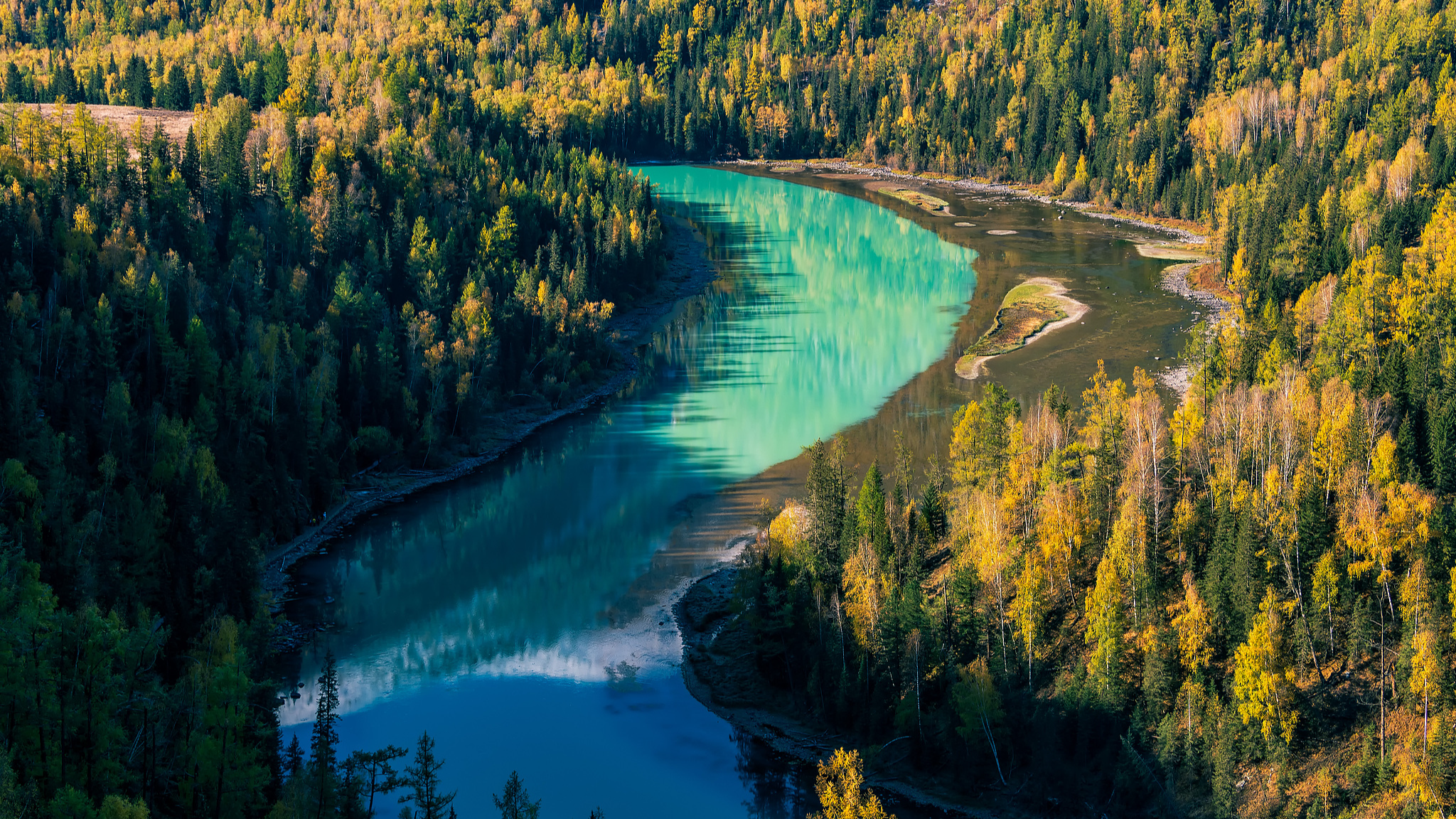 Live: Encounter Moon Bay, a poetic bend of crystal waters in Xinjiang
