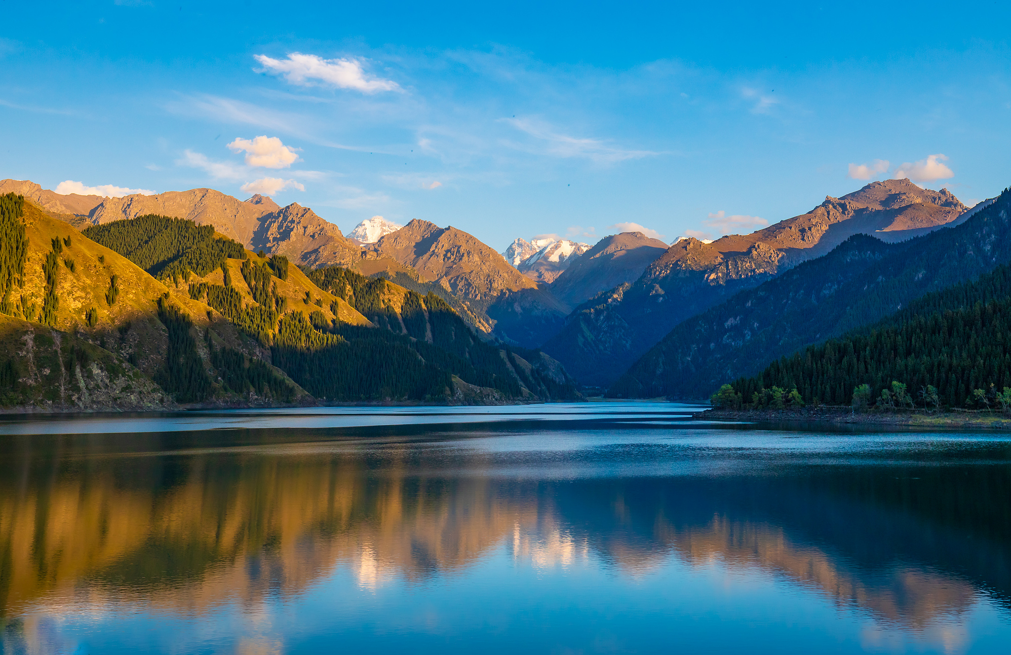 Xinjiang color palette: Embracing the serenity of Tianchi Lake