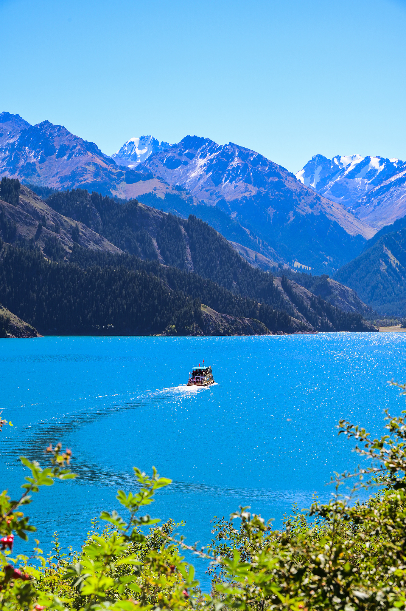 Xinjiang color palette: Embracing the serenity of Tianchi Lake