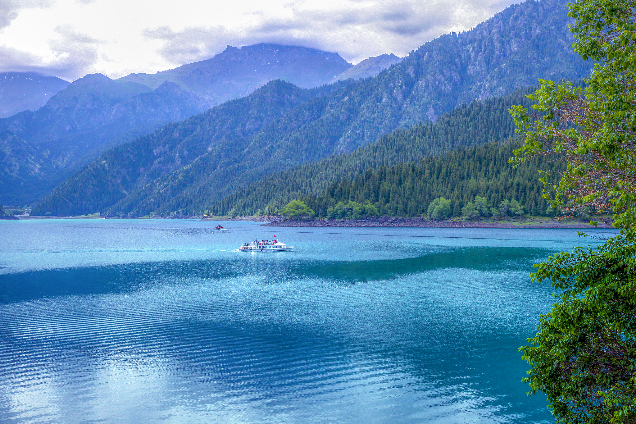 Xinjiang color palette: Embracing the serenity of Tianchi Lake