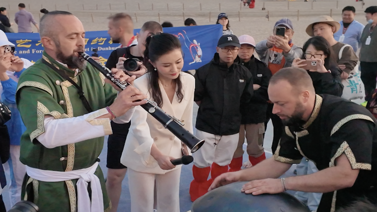 Hungarian artist wows visitors in Dunhuang with flash mob performance