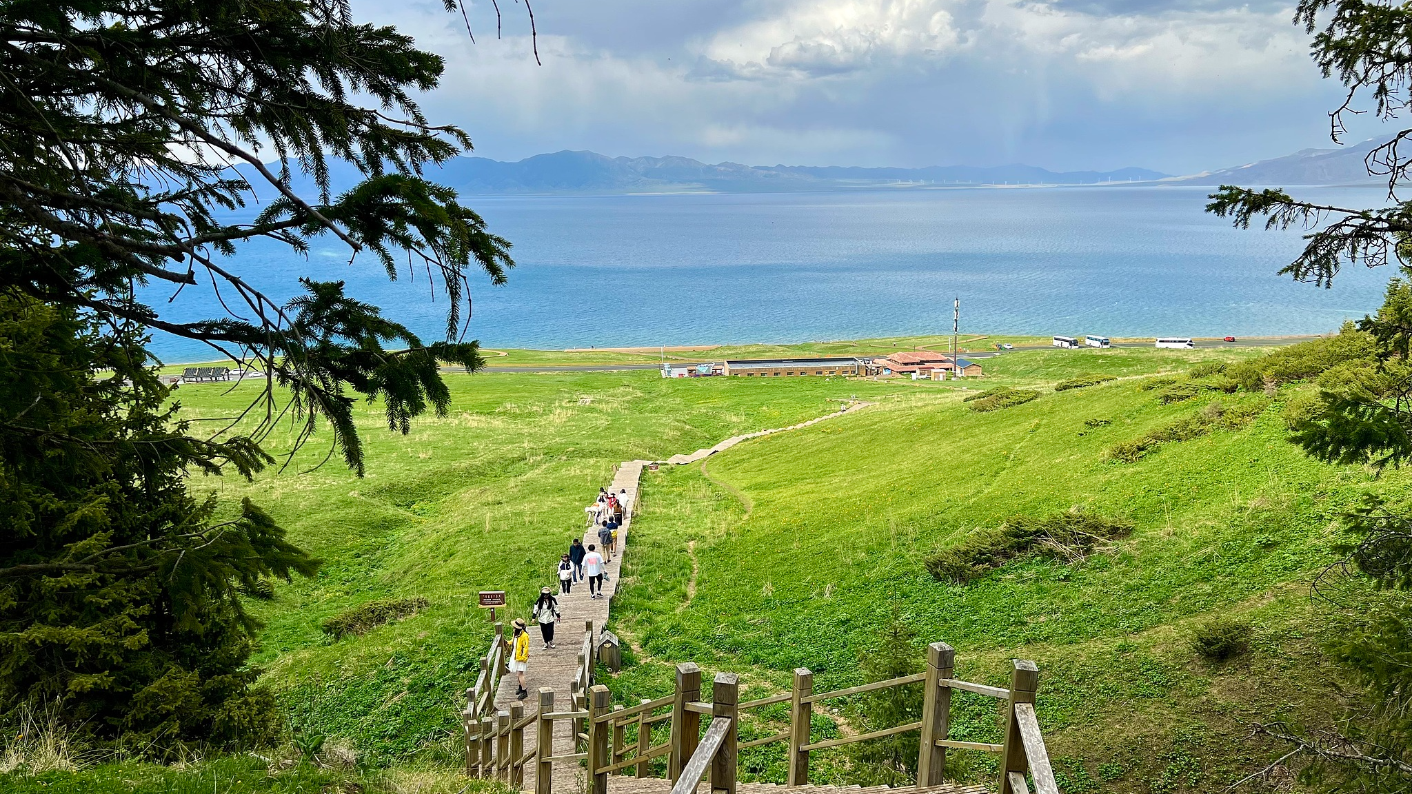 Live: View of misty Songshutou, where clouds pour into Sayram Lake