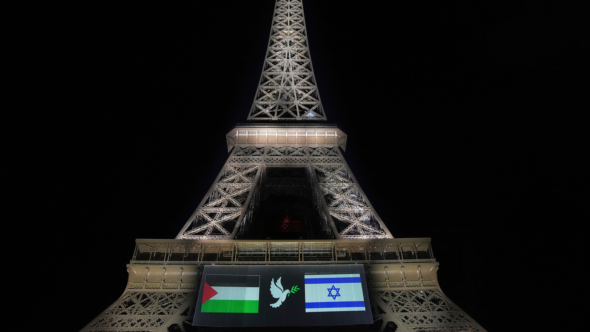 A large screen displays Palestinian and Israeli flags and a dove on the Eiffel Tower, Paris, France, September 21, 2025. /VCG