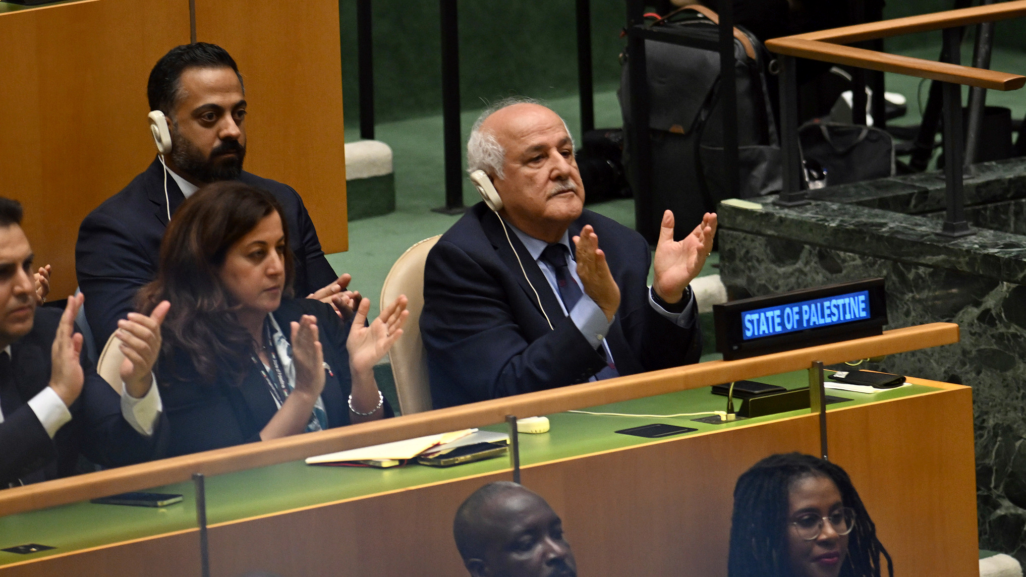 Members of Palestinian delegation applaud during the High-Level International Conference for the Peaceful Settlement of the Question of Palestine and the Implementation of the Two-State Solution at the UN headquarters in New York, U.S., September 22, 2025. /VCG