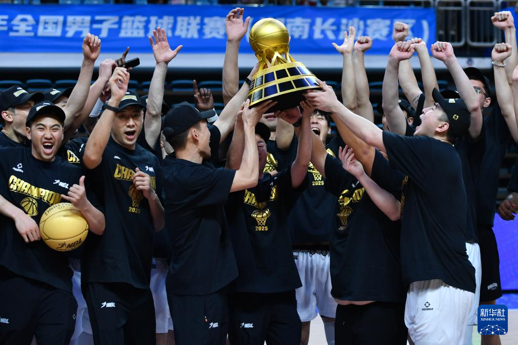 Players of the Hong Kong Bulls celebrate after defeating the Changsha Yongsheng 85-71 in Game 4 of the Chinese National Basketball League (NBL) Finals  to win the championship in Changsha, central China's Hunan Province, September 22, 2025. /Xinhua