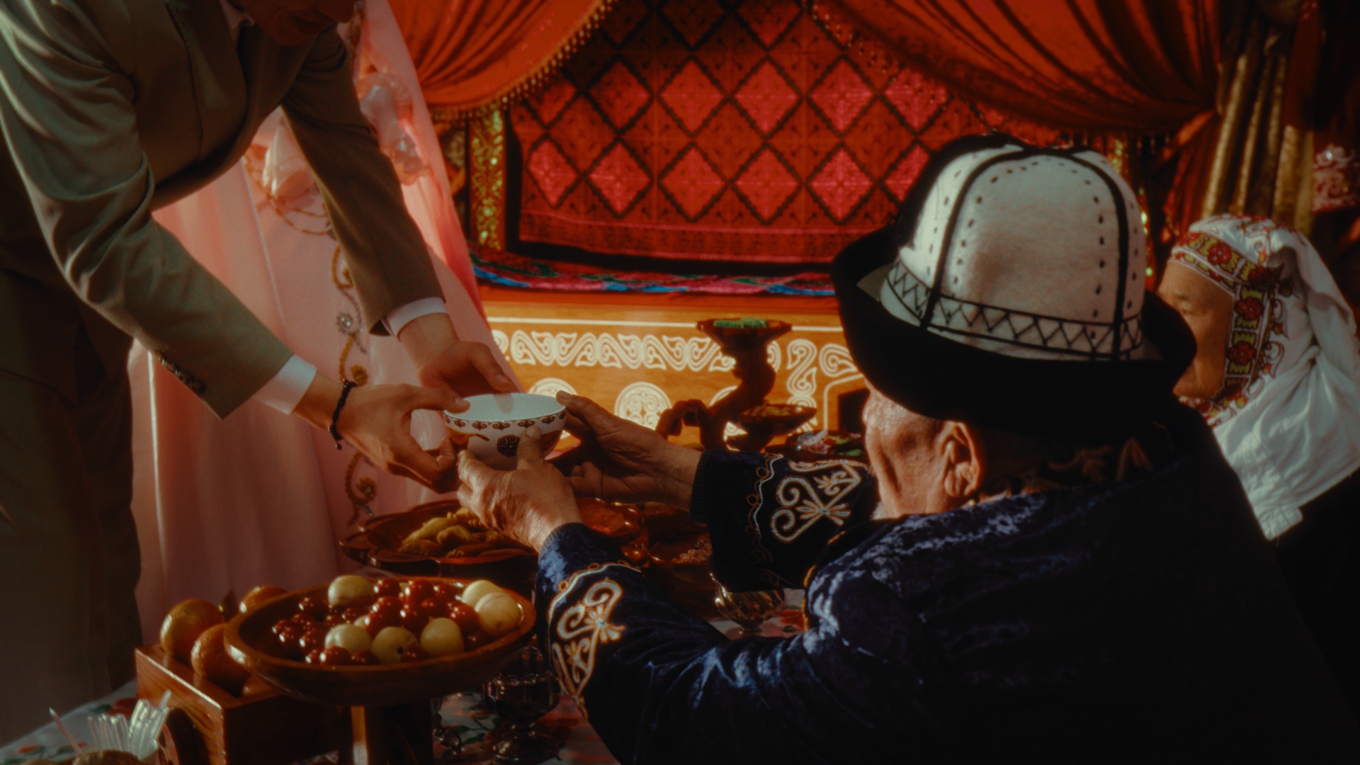 Talk Xinjiang｜Wedding Banquet Surrounded by Snow-capped Mountains