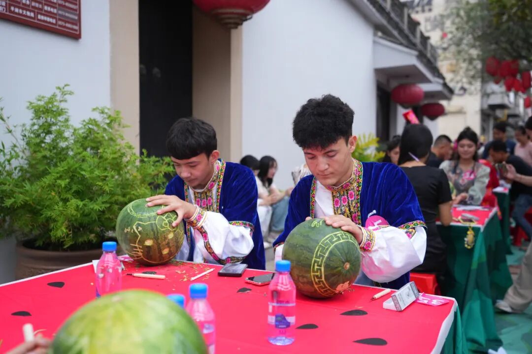 Locals carve watermelon lanterns in Pinghu City, east China's Zhejiang Province on September 20, 2025.  /Fang Keyuan