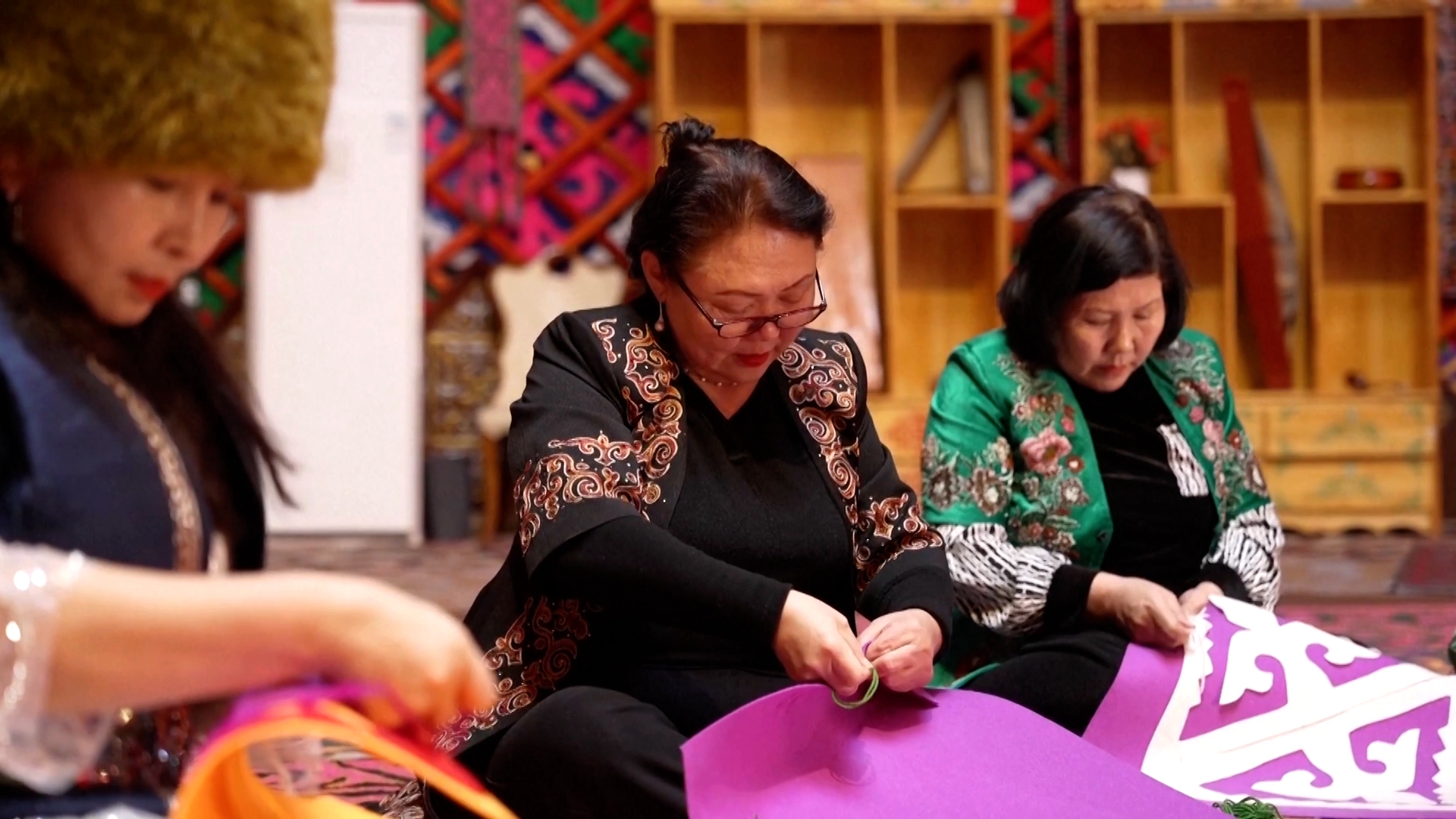 Craftswoman aspires to preserve traditional yurt heritage in Xinjiang