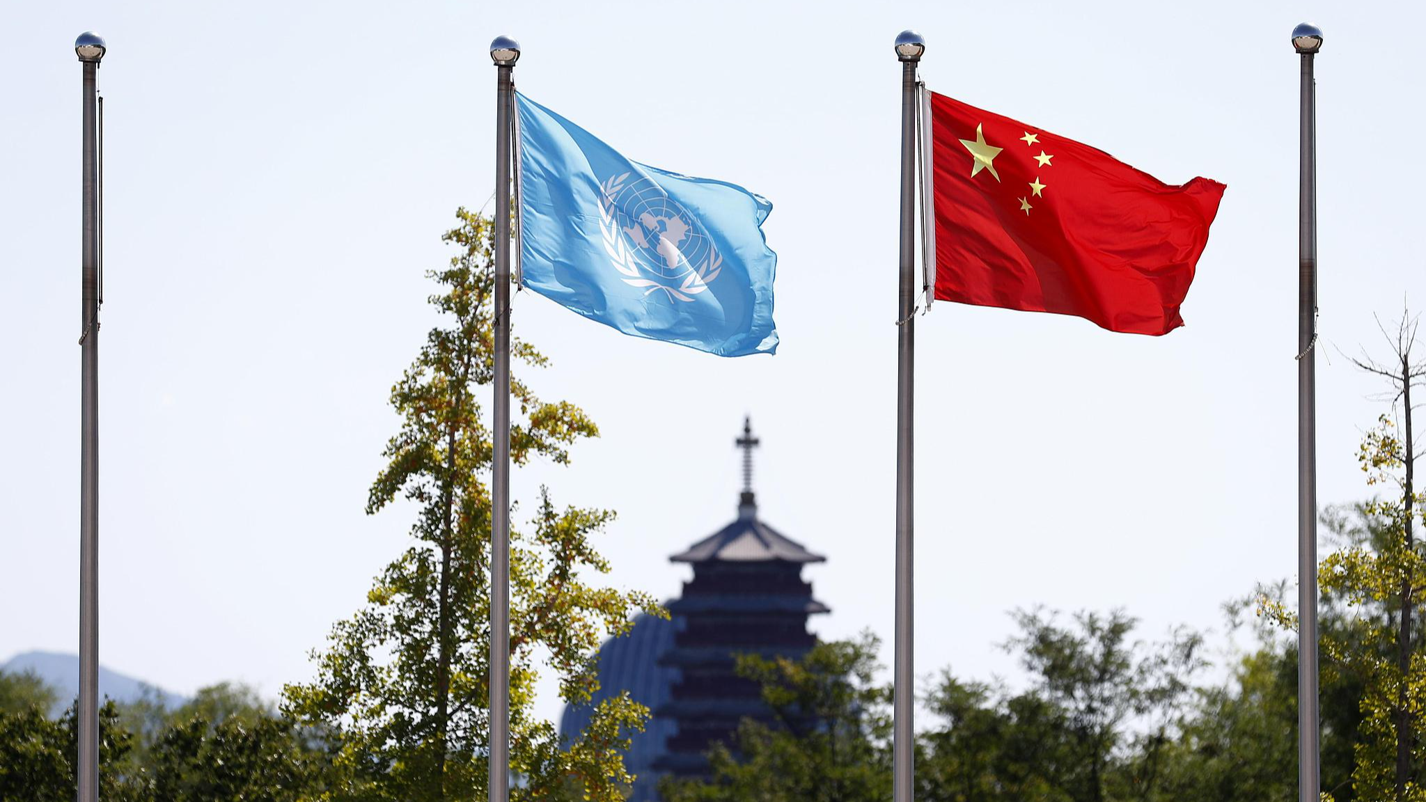 File photo of the UN flag alongside the national flag of China. /CFP
