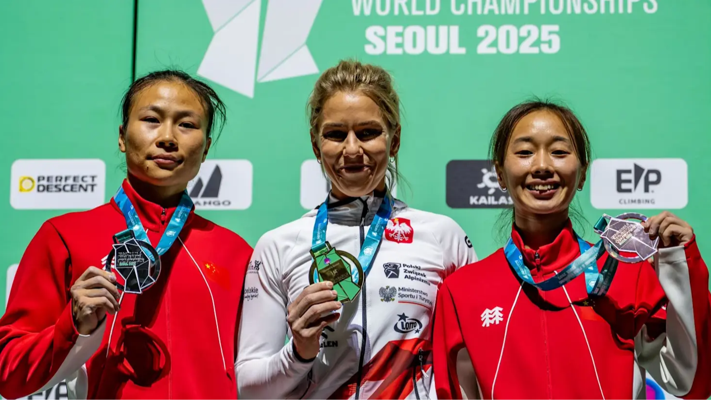 (L-R) Silver medalist Deng Lijuan of China, gold medalist Aleksandra Miroslaw of Poland, and bronze medalist Zhou Yafei of China celebrate during the women's speed awards ceremony at the IFSC Climbing World Championships in Seoul, South Korea, September 24, 2025. /IFSC

