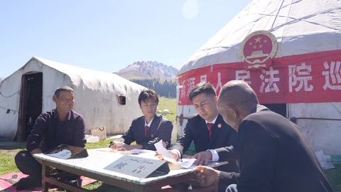 Judges setting up mobile courtroom at herder's yurt, bringing justice to doorstep. /CGTN