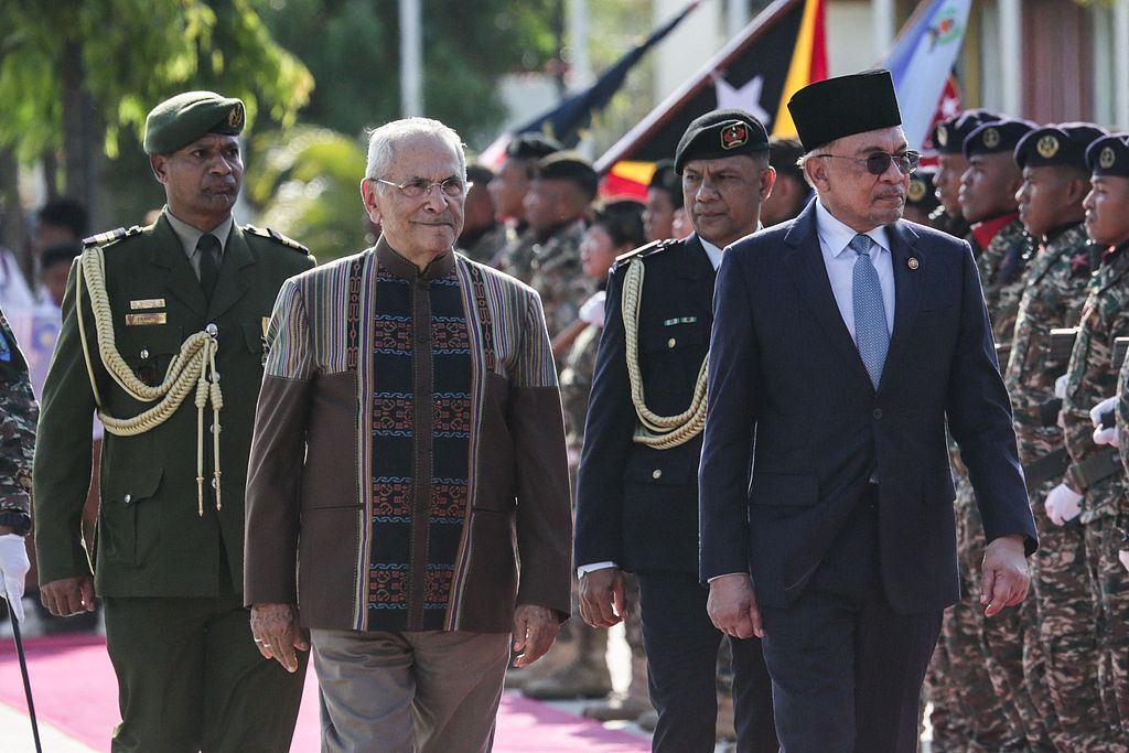 Malaysia's Prime Minister Anwar Ibrahim (R) and East Timor's President Jose Ramos-Horta inspect the guard of honor at the Presidential Palace in Dili, East Timor, on September 23, 2025. /CFP